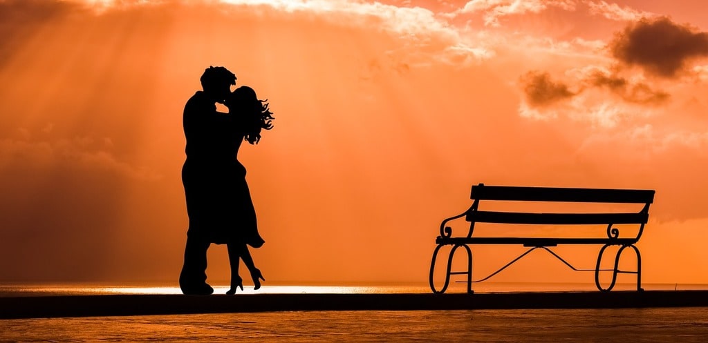 Quels gestes montrent l'attirance d'un homme pour une femme ?